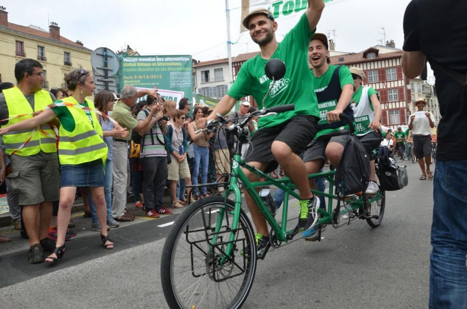 Ce samedi 26 septembre 2015 a lieu la seconde Journée mondiale d'action pour le climat, sur le chemin qui nous mène la COP21. Il s’agit d’une grande mobilisation citoyenne pour le climat. Car la COP21 ne règlera pas tous les problèmes et il y a de bonnes chances pour que la solution ne vienne pas des décideurs politiques : les négociations préparatoires entre Etats ne laissent déjà plus beaucoup de place à l’optimisme.