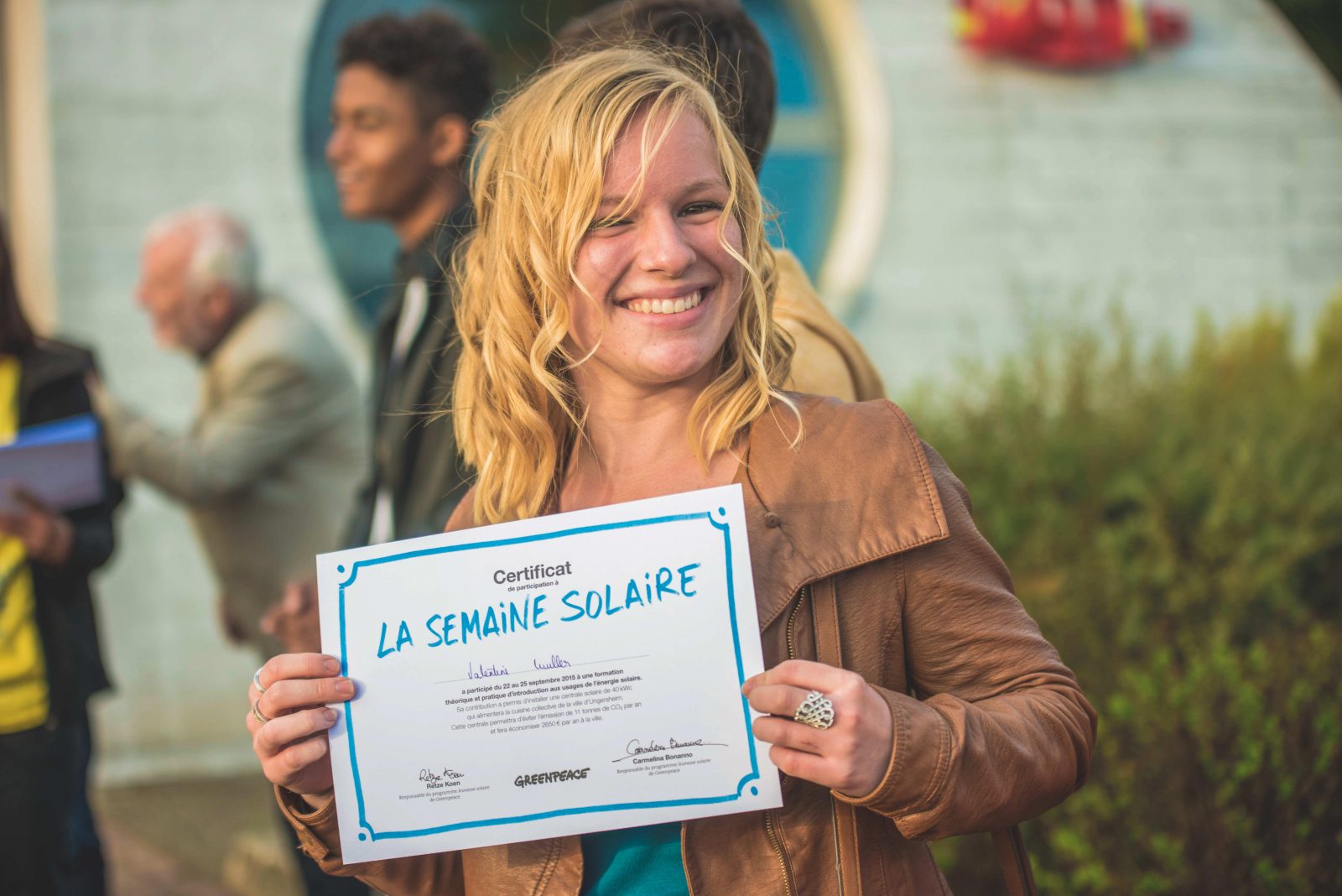 Ungersheim, à quelques encablures de Mulhouse et de Fessenheim, dans le Haut-Rhin, organisait la semaine dernière ses premières rencontres de la transition, parrainées par Rob Hopkins. La petite ville de 2000 habitants a entamé ses démarches de transition dans le domaine de l'énergie mais aussi de l'éco-habitat, de l'agriculture respectueuse de l'environnement et locale, et de la monnaie alternative, le radis, il y a une dizaine d'années. Et, pour les projets énergétiques, l'idée de départ était notamment de revaloriser les terrains des anciennes mines de potasse, qui contribuaient à l'économie de la ville jusqu'aux années 2000.