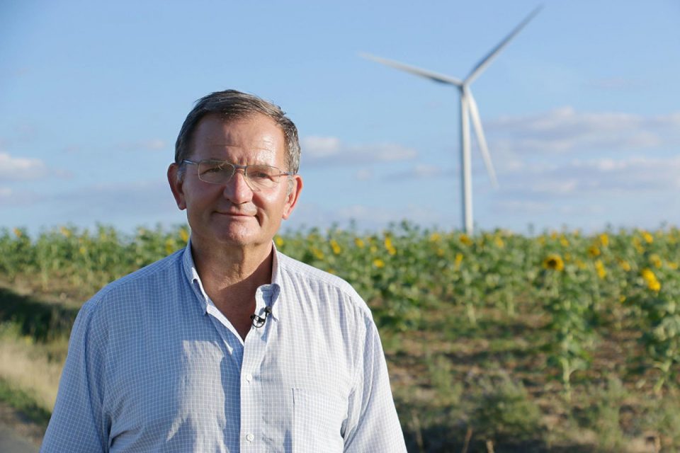 Alors que la COP21 approche à grands pas, nous sommes allés à la rencontre de cette France, hommes et femmes déjà engagés dans les énergies renouvelables. Ils apportent la preuve qu’une transition énergétique vers 100% de renouvelables n’est ni une utopie, ni une option théorique discutée par quelques scientifiques : mais qu’elle est déjà à l’œuvre, concrètement, dans les territoires, portée par des projets qui fonctionnent et qui entraînent des retombées positives en cascade sur leur territoire, au niveau économique et social.<!--more-->