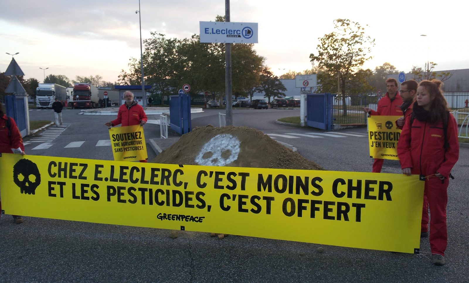 Depuis 8h ce matin, nous protestons devant une centrale d'achats de E.Leclerc implantée près de Toulouse. Notre action vise à dénoncer la responsabilité de Leclerc dans l'usage des pesticides dans la production de notre alimentation. 