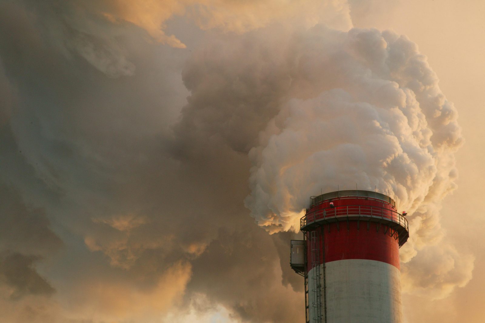 A partir du 30 novembre 2015, et pour deux semaines environ, la France accueille à Paris la 21e conférence des Nations unies sur le changement climatique, la COP 21. Commencé à Rio en 1992, ce cycle poursuit un objectif simple mais ô combien difficile : organiser une réponse géopolitique coordonnée au dérèglement climatique qui menace l'écosystème humain.