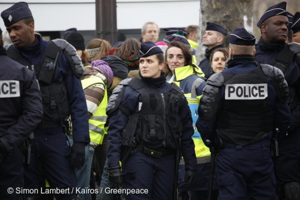 Alors que la COP21 entre dans ses dernières heures de négociations, 80 activistes de Greenpeace ont organisé une grande action place de l’Etoile à Paris pour rappeler à François Hollande, hôte de la conférence mondiale sur le climat, l’urgence d’avancer la transition énergétique en France et de passer aux énergies renouvelables.
