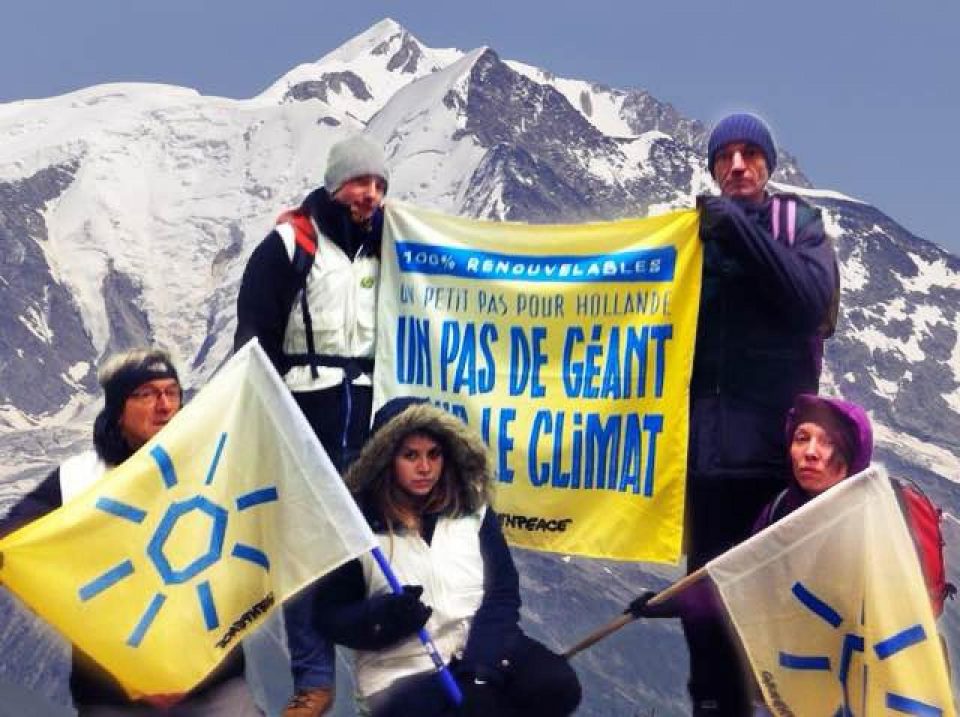 Suite à l'interdiction des marches décentralisées en France, nos militants ont souhaité se mobiliser pour continuer à faire passer le message de Greenpeace : 100 % d'énergies renouvelables, c'est indispensable pour sauver le climat, et les solutions existent déjà.