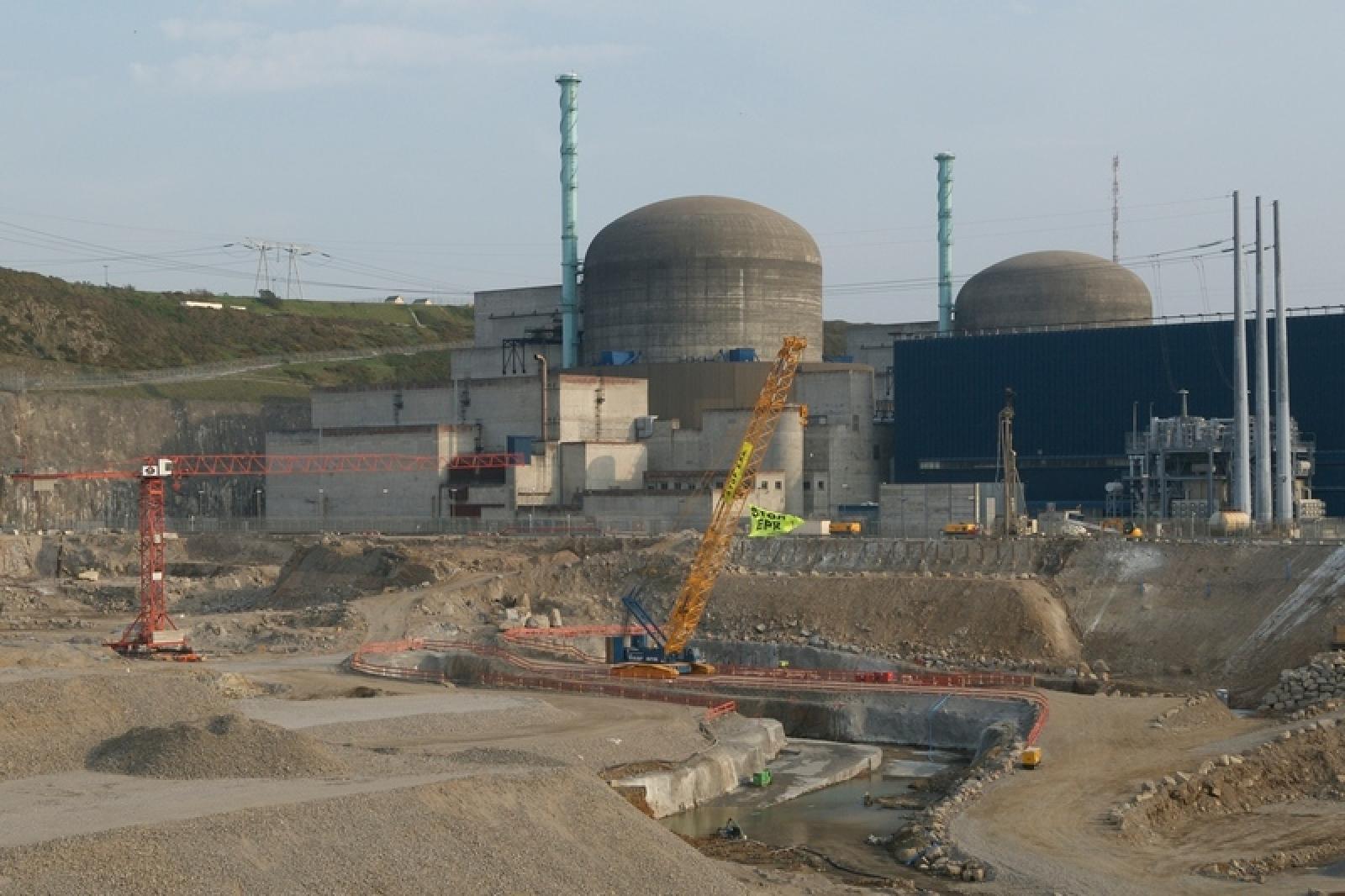 Avec plus de six mois de retard, Ségolène Royal a enfin dévoilé son projet de programmation pluriannuelle de l'énergie (PPE), à savoir le texte qui doit mettre en musique par décrets les dispositions inscrites dans la loi sur la transition énergétique (TE) votée l'été dernier. Las, l'histoire d'une longue procrastination se prolonge, prenant les traits d'une farce au goût amère.