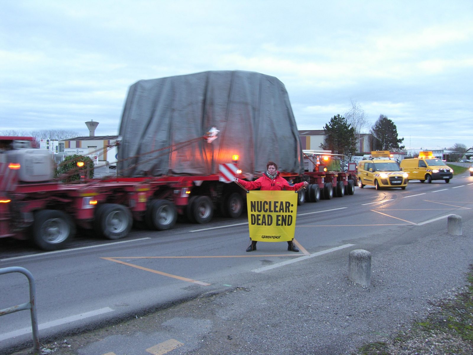 La fuite en avant d'EDF et de l'Etat continue sur le dossier nucléaire. Aujourd'hui, un convoi part de l'usine AREVA de Chalon-sur-Saône pour livrer le couvercle de la cuve de la centrale nucléaire “nouvelle génération” (périmée avant d'avoir vu le jour) de Flamanville : le fameux EPR. Nous sommes sur le terrain afin d'alerter les pouvoirs publics sur cette nouvelle mascarade.