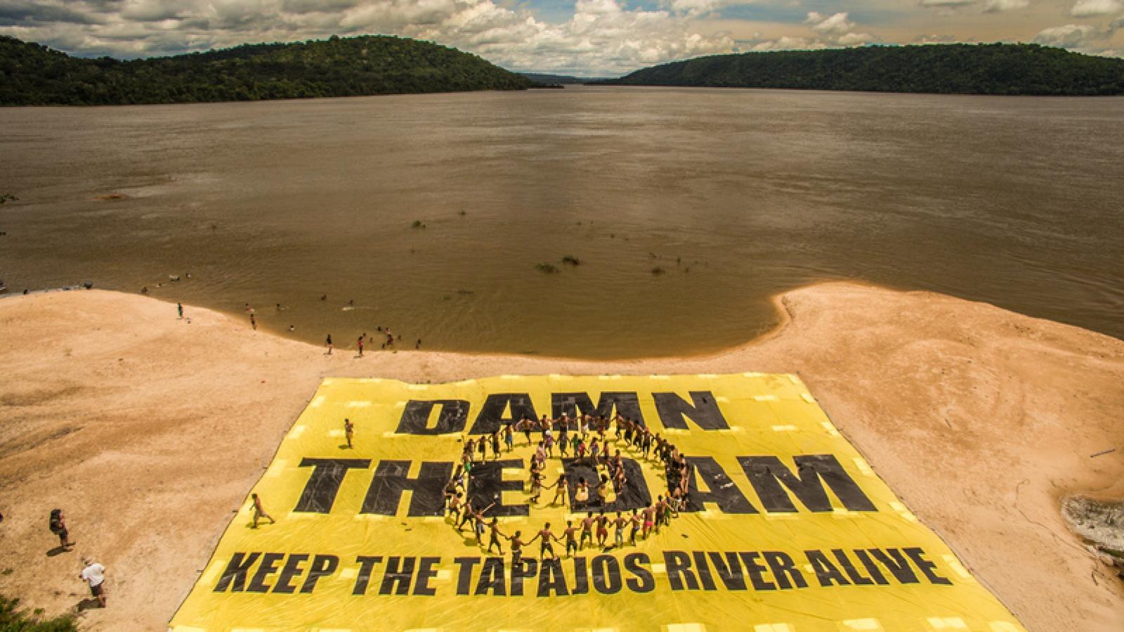 La rivière Tapajós, au cœur de la forêt amazonienne, abrite une biodiversité exceptionnelle. Mais la construction d'un méga-barrage pourrait mettre en péril ce paradis terrestre et le mode de vie des communautés autochtones. Nous pouvons d'ores et déjà les défendre en signant le manifeste.