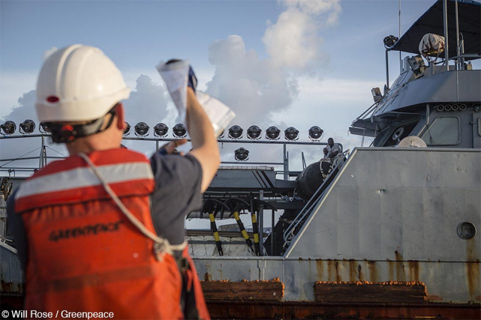 Mercredi 25 mai - 5:30 : première communication radio avec l’<em>Explorer II</em>, mais aucune tentative n’aura permis d’établir le dialogue avec le navire espagnol.

A 6h les zodiacs ont été mis à l’eau avec à leurs bords une petite équipe d’activistes, déterminés à établir le contact pour demander à l’<em>Explorer II</em> de cesser d’user de pratiques de pêche dévastatrices pour les écosystèmes marins. Le contact radio n’ayant pu être formellement établi, nous tentons de leur remettre une lettre portant nos demandes : faire usage de lumières artificielles sur les DCP dérivants, dans le but de concentrer le poisson, est interdit par la Résolution 15/07 de la Commission thonière de l’océan Indien. Or, l’<em>Explorer II</em> agit comme un DCP géant et se situe donc dans une zone grise, proche de l’illégalité. Nous leur demandons instamment de cesser d’utiliser ces lumières dans le but d’agréger du poisson. Ils n’ont pas semblé y porter le moindre intérêt. Mais nous sommes pleins de ressources.