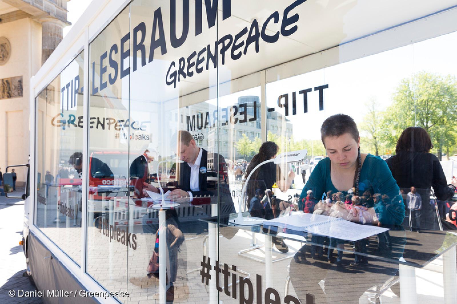 Plus tôt ce mois-ci, Greenpeace Pays-Bas a divulgué des documents secrets issus des négociations sur le TTIP (EN), l'accord commercial controversé devant être conclu entre les Etats-Unis et l'Europe et qui aurait d'énormes implications pour l'environnement et pour plus de 800 millions de citoyens. Vous avez manqué l'information ? Vous vous demandez quelles seront les conséquences pour vous ? Les réponses sont ici.