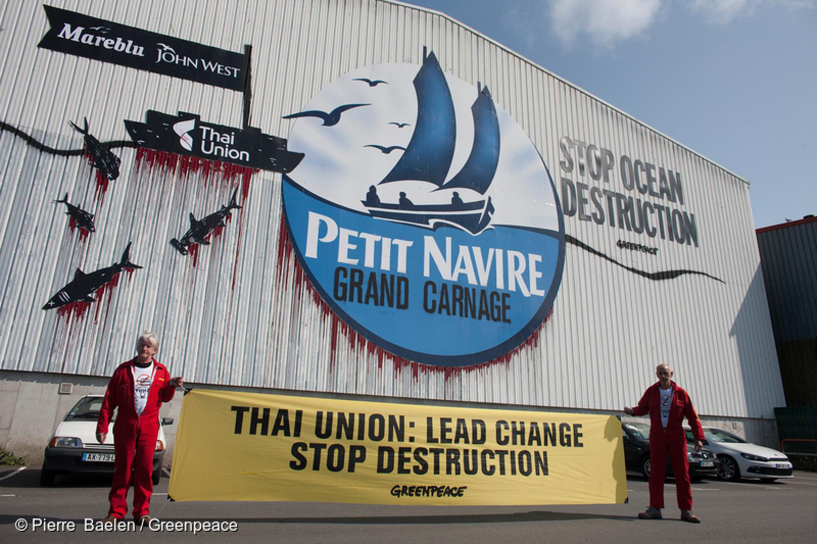 Nous avons récolté :

25 DCP
92 bouées
23 balises
180 mètres de filet
327 mètres de corde

C'est loin d'être le bilan complet des opérations, mais ces quelques chiffres sont là pour rappeler à Thai Union et aux marques du groupe que nous sommes largement en mesure de documenter les pratiques de pêche désastreuses qu'ils utilisent pour remplir leurs boîtes de thon. En six semaines, la mobilisation a battu son plein en mer et à terre. Si vous pensez avoir manqué un épisode, voici les principaux événements, à travers le monde, de ces six dernières semaines de campagne. 