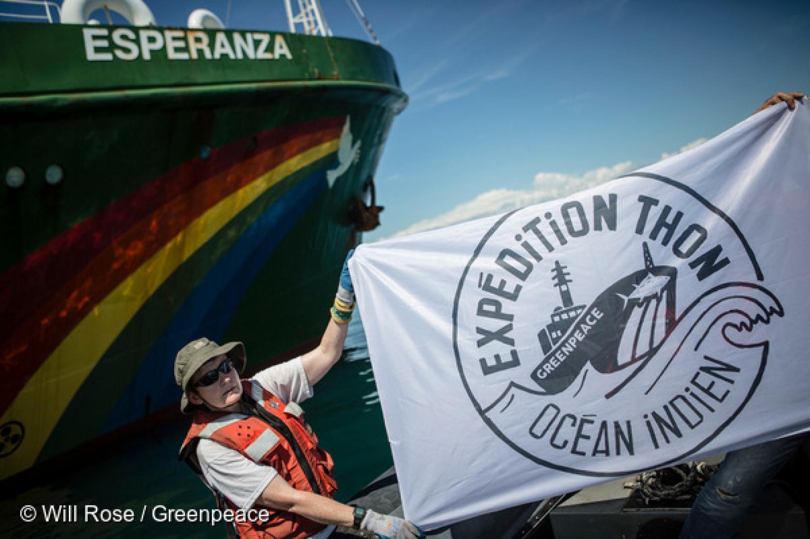 Depuis le lancement de l'expédition de l'Esperanza dans l'océan Indien, la campagne de Greenpeace sur la surpêche a relancé la mobilisation en direction de Petit Navire. Que ce soit sur les réseaux sociaux, par mail ou en signant notre pétition, des dizaines de milliers de personnes ont interpellé Petit Navire et son Directeur général Amaury Dutreil en leur demandant de renoncer à l'emploi des DCP (dispositifs de concentration de poissons).
