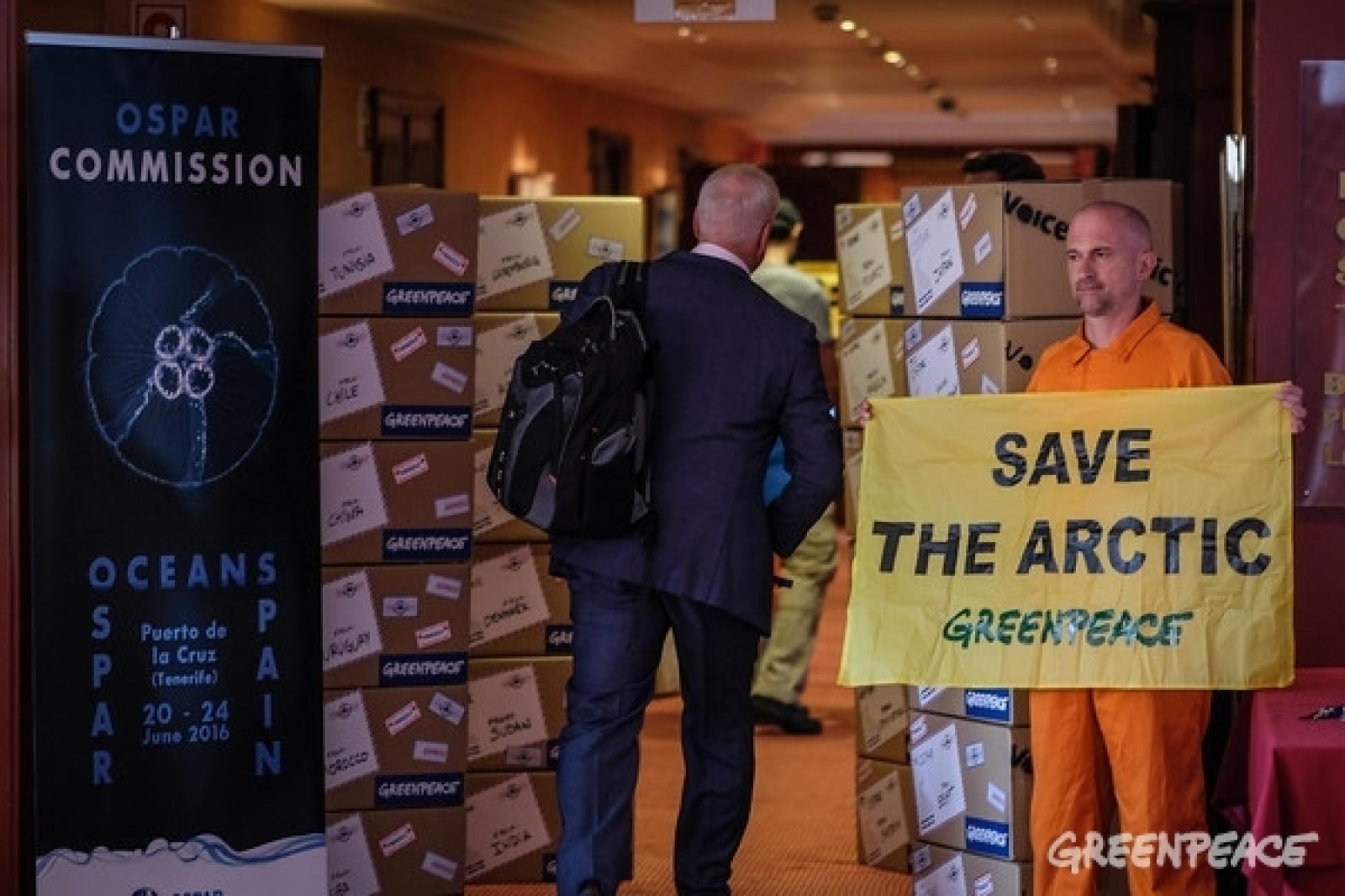 Contre toute attente, des acteurs du secteur privé ont récemment pris des décisions sans précédent en faveur de la protection de l'Arctique. Malheureusement, au niveau des États, la création d'un cadre juridique visant à préserver cette région n'avance pas au même rythme. Analyse des signaux contradictoires en provenance du Grand Nord.