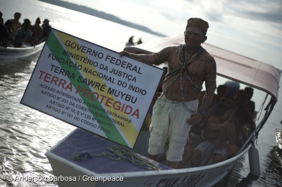 La vie des Mundurukus et des communautés de pêcheurs traditionnels qui vivent le long de la rivière serait complètement bouleversée par le barrage sur le Rio Tapajós. Et pourtant, d’autres n’y voient que des avantages.