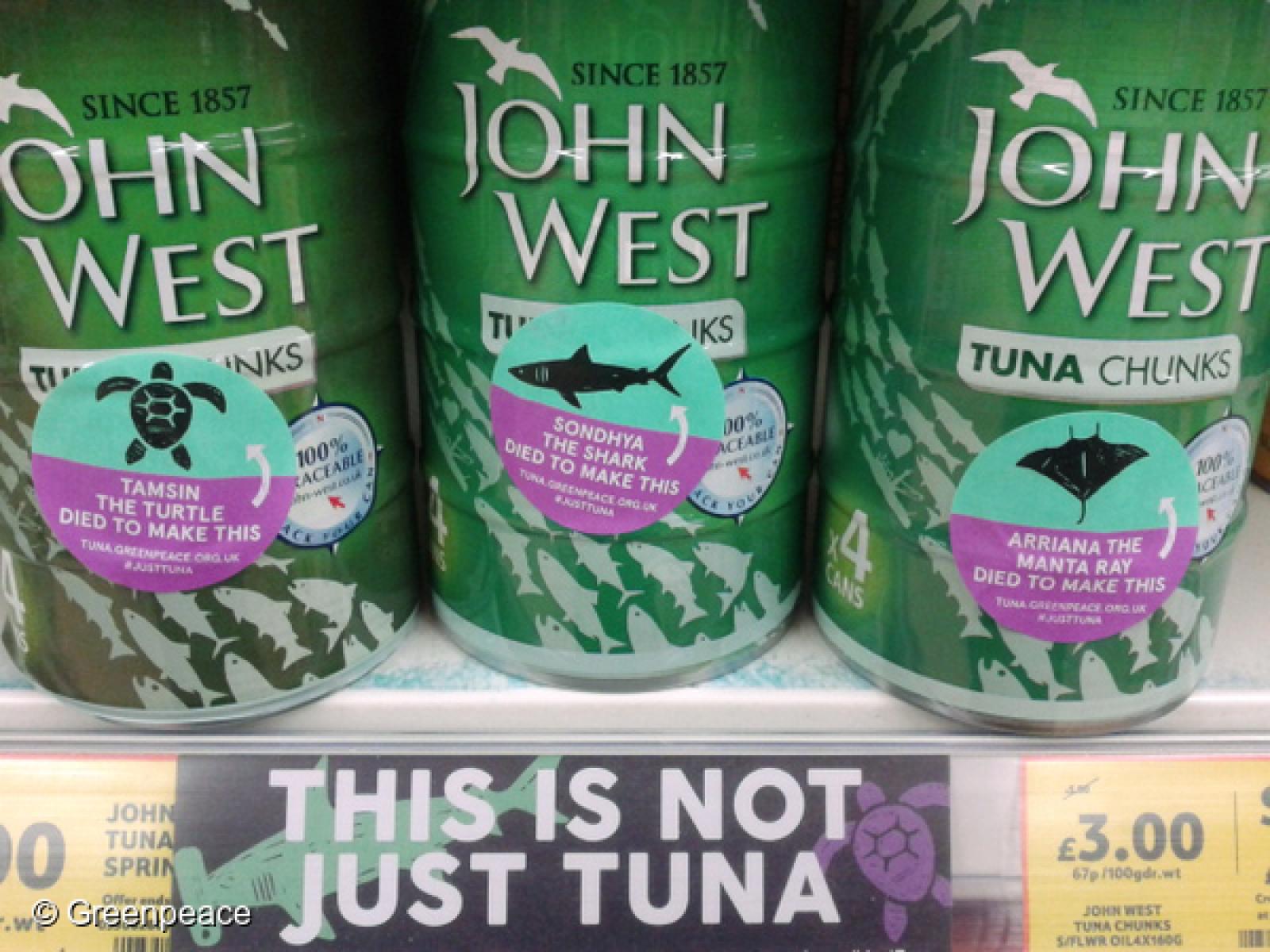 Tesco, le numéro un de la grande distribution au Royaume-Uni, vient d'annoncer le retrait de ses rayons de certains produits de la marque John West ne remplissant pas les critères de durabilité de l'enseigne.