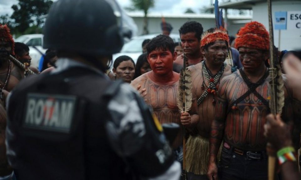 Fracturation hydraulique, colonialisme, domination des compagnies minières et pétrolières sont autant de menaces qui pèsent sur les peuples autochtones du monde entier dans leur lutte pour la justice climatique.