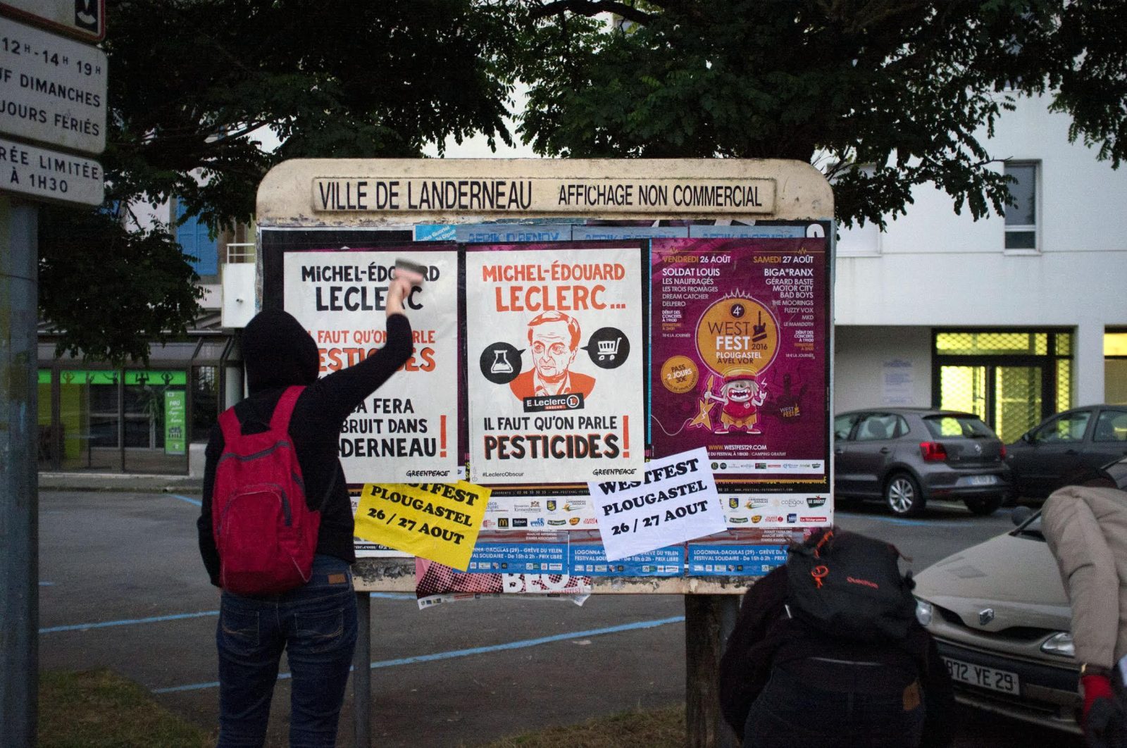 Depuis ce matin 5h, le petit village breton de Landerneau dans le Finistère revêt un tout autre visage : celui de Michel-Edouard Leclerc.

[Edit jeudi 18 août à 12h : Michel-Edouard Leclerc a réagi sur son blog, à Landerneau, nous lui répondons par la voix de Jean-François Julliard, Directeur général de Greenpeace France.