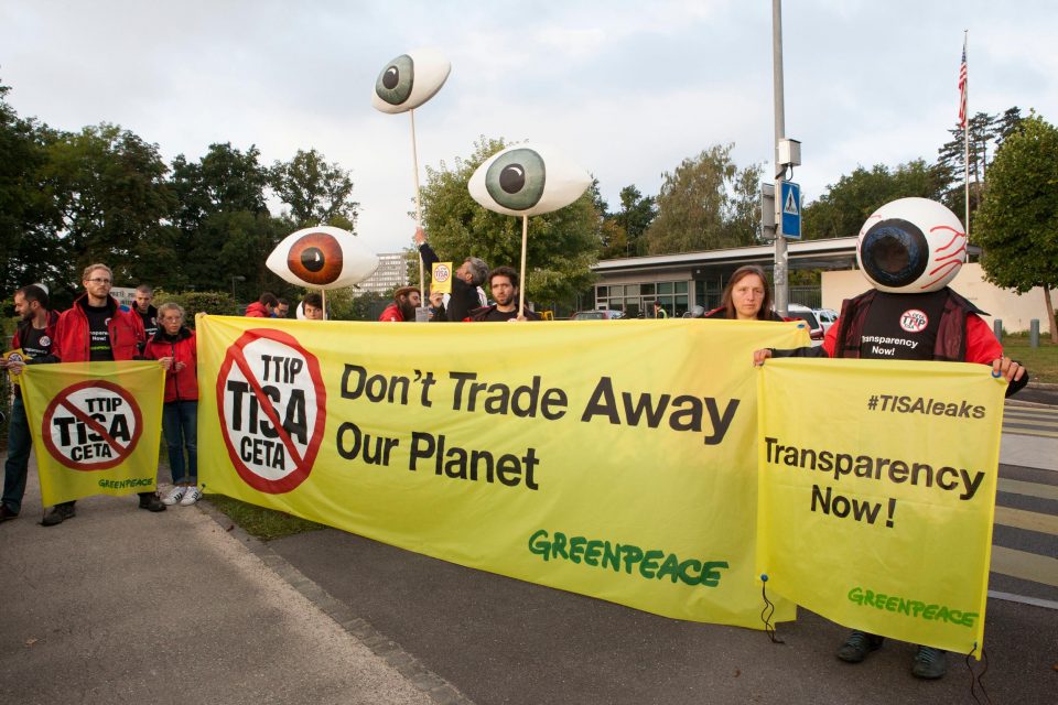 Greenpeace Pays-Bas publie aujourd’hui vingt-deux documents confidentiels concernant les négociations sur l’Accord sur le commerce des services (TiSA) qui se déroulent en ce moment à huis-clos à Genève. Cette publication s’accompagne d’une analyse détaillée qui démontre que certains volets des négociations sont antidémocratiques et en contradiction totale avec les engagements pris lors de la COP21 sur le climat à Paris.