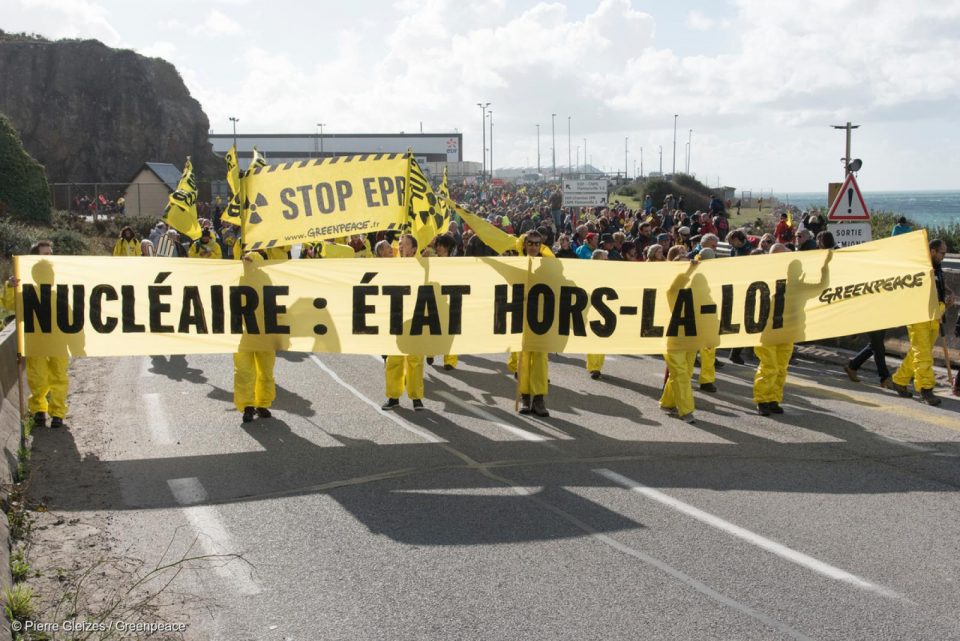 Le gouvernement a publié ce matin sa feuille de route sur la politique énergétique pour les années à venir, qui était attendue depuis plus d’un an. Cette programmation pluriannuelle de l’énergie, la PPE, est incohérente et contraire aux objectifs de la loi de Transition énergétique. Ce texte n’indique en effet aucune trajectoire de réduction de la part du nucléaire dans le mix électrique français et condamne ainsi tout développement massif des énergies renouvelables. Le gouvernement renonce donc à piloter la politique énergétique française et trahit ses engagements tant nationaux qu’internationaux sur la transition énergétique.