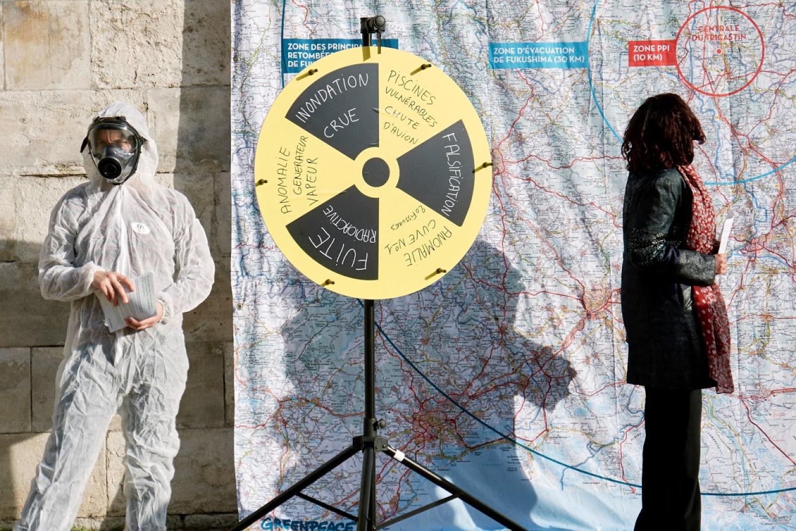 Samedi 26 novembre, les militants de Greenpeace se sont mobilisés dans toute la France pour dénoncer le scandale des anomalies en cours au sein de l'industrie nucléaire. Un scandale qui dure depuis 2014 et prend aujourd'hui des proportions dramatiques : actuellement, 30 des 58 réacteurs du parc nucléaire français sont touchés par ces anomalies.