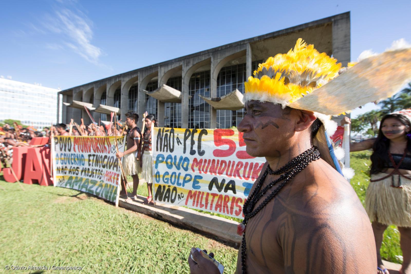 Hier, le peuple munduruku était devant le Palais de justice de Brasilia pour demander une démarcation de son territoire, situé au cœur de la forêt amazonienne et menacé par la construction de centrales hydroélectriques dans le bassin du fleuve Tapajós. Ces barrages anéantiraient à la fois la rivière et la forêt, toutes deux essentielles à la survie des Mundurukus. Des représentants des Mundurukus et de Greenpeace sont allés ensemble porter leur demande au ministère de la Justice.