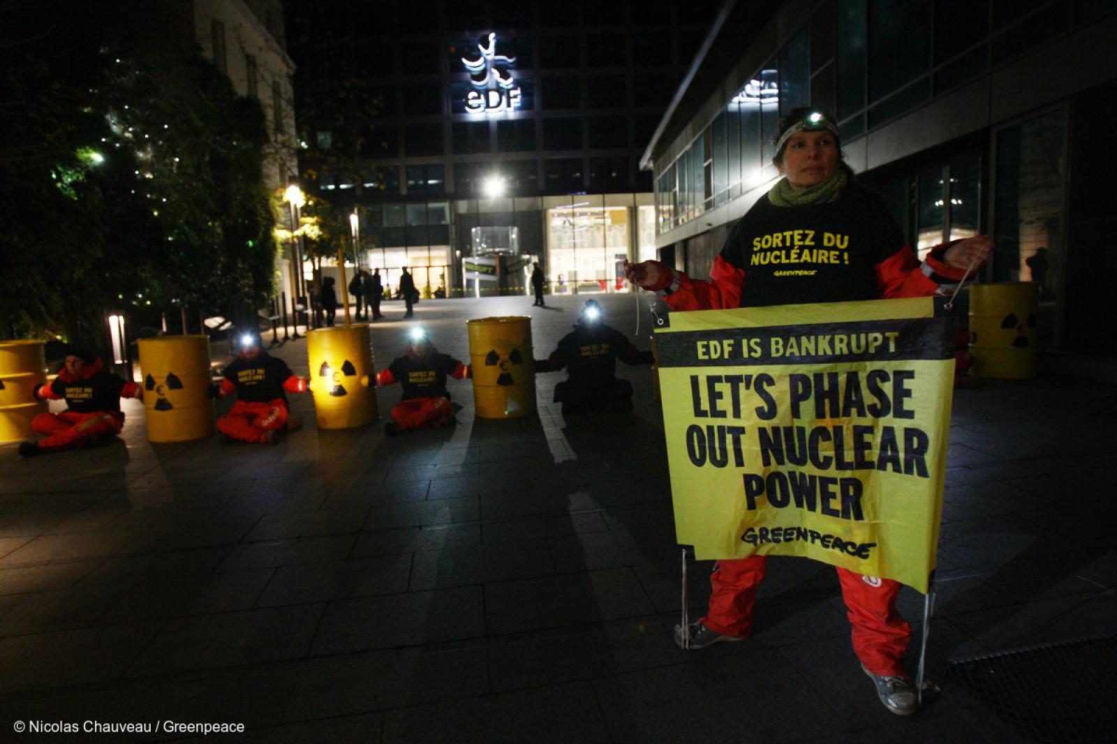 La semaine dernière a été marquée par trois journées d'actions consécutives de Greenpeace au siège d'EDF à Paris. Les militant-e-s de Greenpeace ont dénoncé la faillite financière et technique de l'entreprise, qui concerne tous les Français. La même semaine, EDF abaissait à nouveau ses perspectives de rentabilité pour l'année 2017, et le parquet national financier ouvrait une enquête après une plainte de Greenpeace accusant EDF de délits boursiers...