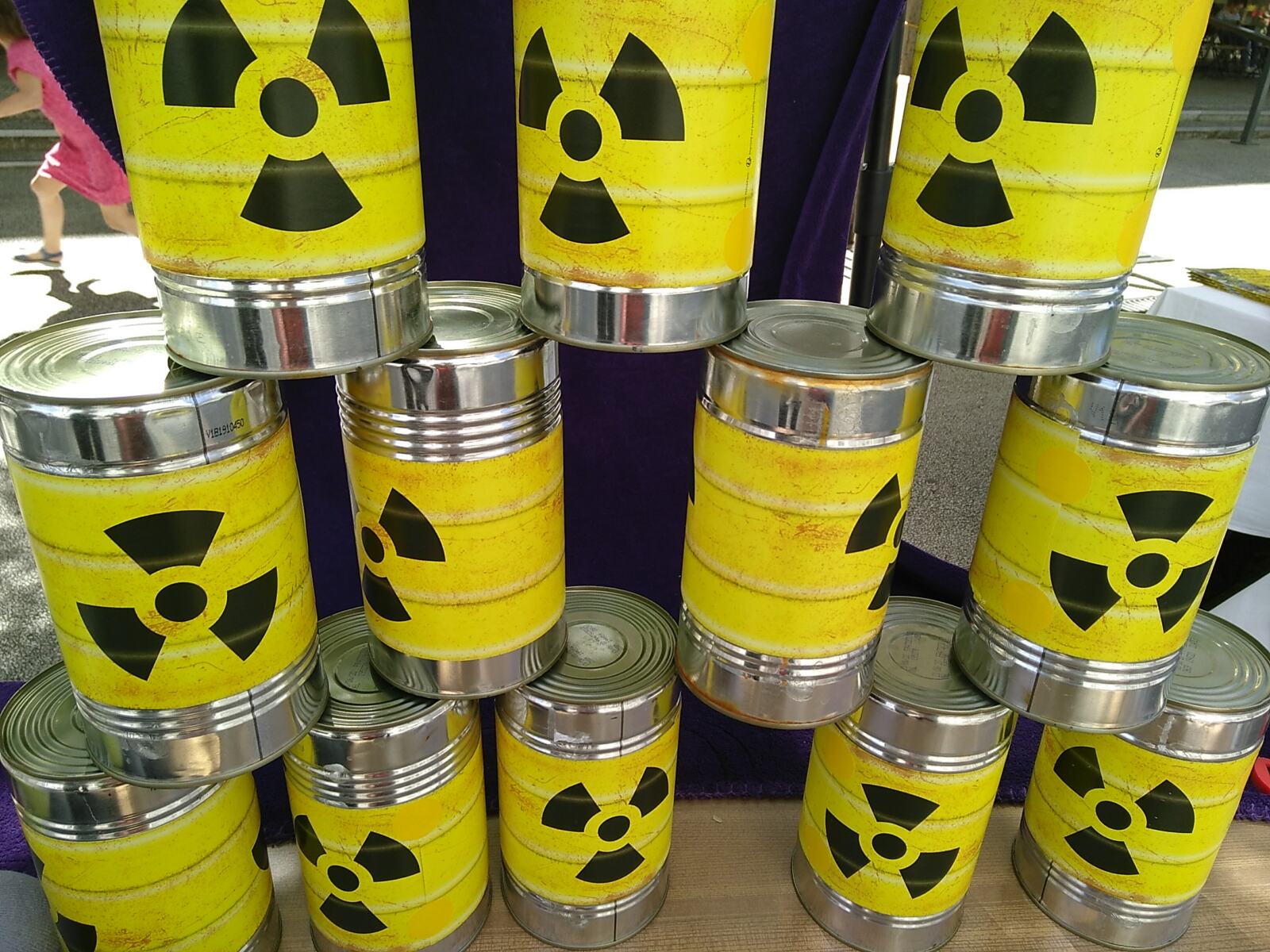 Samedi après-midi, nous avons distribué aux passants sur la place des Halles des cartes des déchets nucléaires, concernant les sites d'entreposage et les chemins de transport.