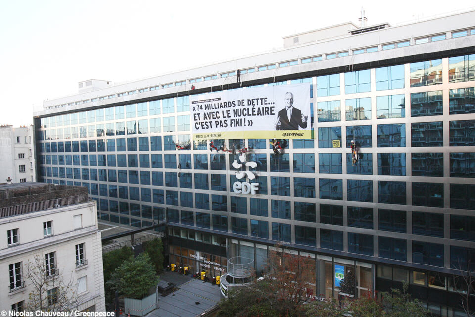 16/12/16 - 06h00 - En l'absence de réponse du groupe, nos militants sont de retour chez EDF, pour le troisième jour consécutif. A 6h vendredi matin, ils ont projeté sur l’intégralité de la façade du siège d’EDF, avenue Wagram à Paris, une image exhortant le PDG de l’entreprise à sortir du nucléaire. 

Le 14 et 15 décembre, nos militants avaient bloqué puis occupé le siège de l'entreprise. 19 d'entre eux ont passé la nuit de jeudi à vendredi au commissariat, pour finalement être libéré vendredi après 22h de garde à vue, alors que les responsables du scandale EDF ne sont toujours pas inquiétés. 