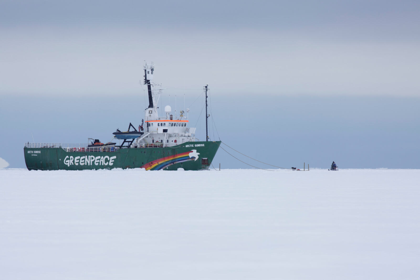 Le brise glace de Greenpeace, l'Arctic Sunrise traversant la glace dans le Svalbard. - Le MV Arctic Sunrise dans le Svalbard. 
Lors de l'hiver 2015 / 2016, l'extension maximale annuelle de la banquise arctique a atteint son pic le plus bas jamais enregistré. Dans le Svalbard, les fjords sont d'habitude partiellement couverts par la banquise, mais cet hiver l'archipel a été entouré par la mer. © Nick Cobbing / Greenpeace