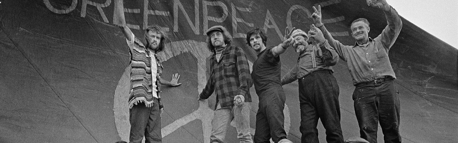 Photographie des premiers membres de Greenpeace sur leur bateau - © Greenpeace / Robert Keziere.
