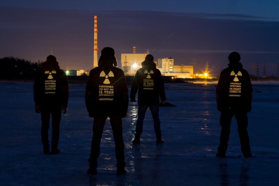 Le 11 mars 2011, un séisme et un tsunami dévastateurs frappaient le Japon. Une catastrophe nucléaire majeure débutait avec la fusion de trois réacteurs de la centrale nucléaire de Fukushima Daiichi, exploitée par TEPCO. Les années passent et la catastrophe continue de se dérouler sous nos yeux, entraînant à la fois une contamination de l’environnement et une souffrance humaine intolérables.