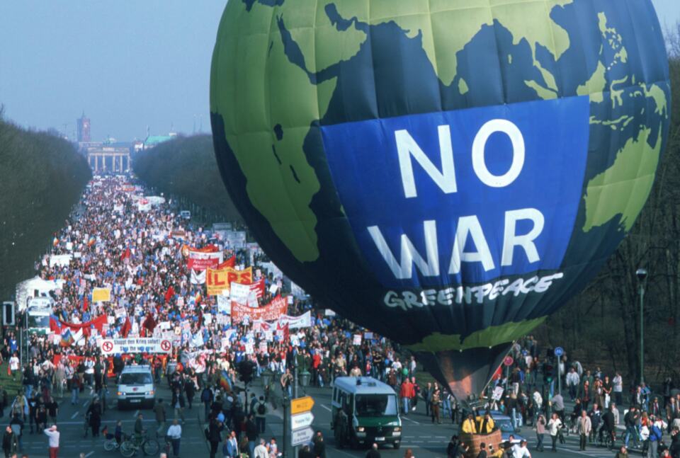 Manifestation contre la guerre en Irak, Berlin, mars 2003. © Paul Langrock / Greenpeace - © Paul Langrock / Greenpeace