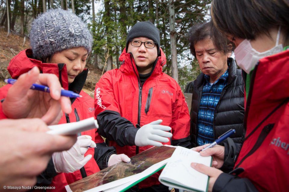 La catastrophe nucléaire de Fukushima, c’était il y a six ans déjà. Et la catastrophe est toujours en cours : les fuites radioactives se poursuivent et des milliers de personnes ont été déplacées. Le gouvernement japonais veut les contraindre à rentrer chez elles alors que beaucoup de zones sont encore contaminées. C’est le cas des habitants de la région d’Iitate.