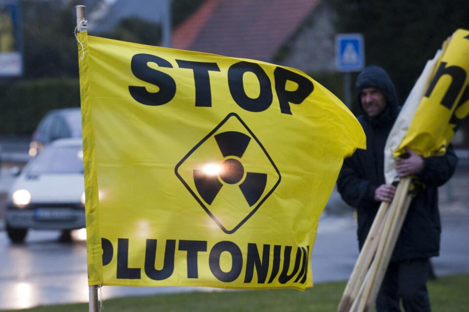 Le Plutonium est un des produits artificiels radioactifs produit par la fission au cœur des réacteurs nucléaires. Il est ensuite extrait des combustibles irradiés usés. Cette réaction de fission a été initiée par les programmes militaires soucieux de fabriquer des bombes, ainsi est né le 