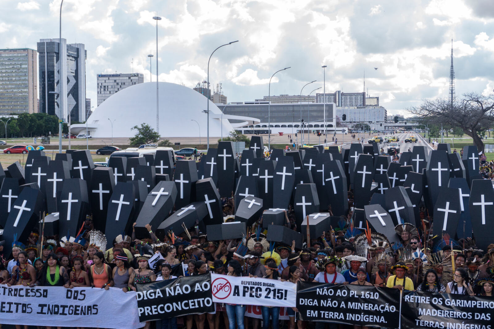 Des manifestants qui voulaient déposer quelque 200 cercueils dans les plans d'eau devant le Congrès national brésilien en ont été empêchés par la police.