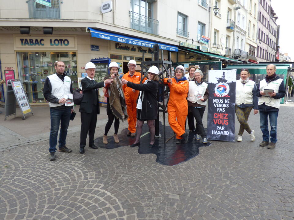 « Après le camembert, voici du pétrole 100 % normand ! Merci Total ! Total fore, Total est trop fort ! ». Ce sont quelques-uns des slogans criés sur la place du Vieux-Marché, ce samedi matin 1er avril, à Rouen.