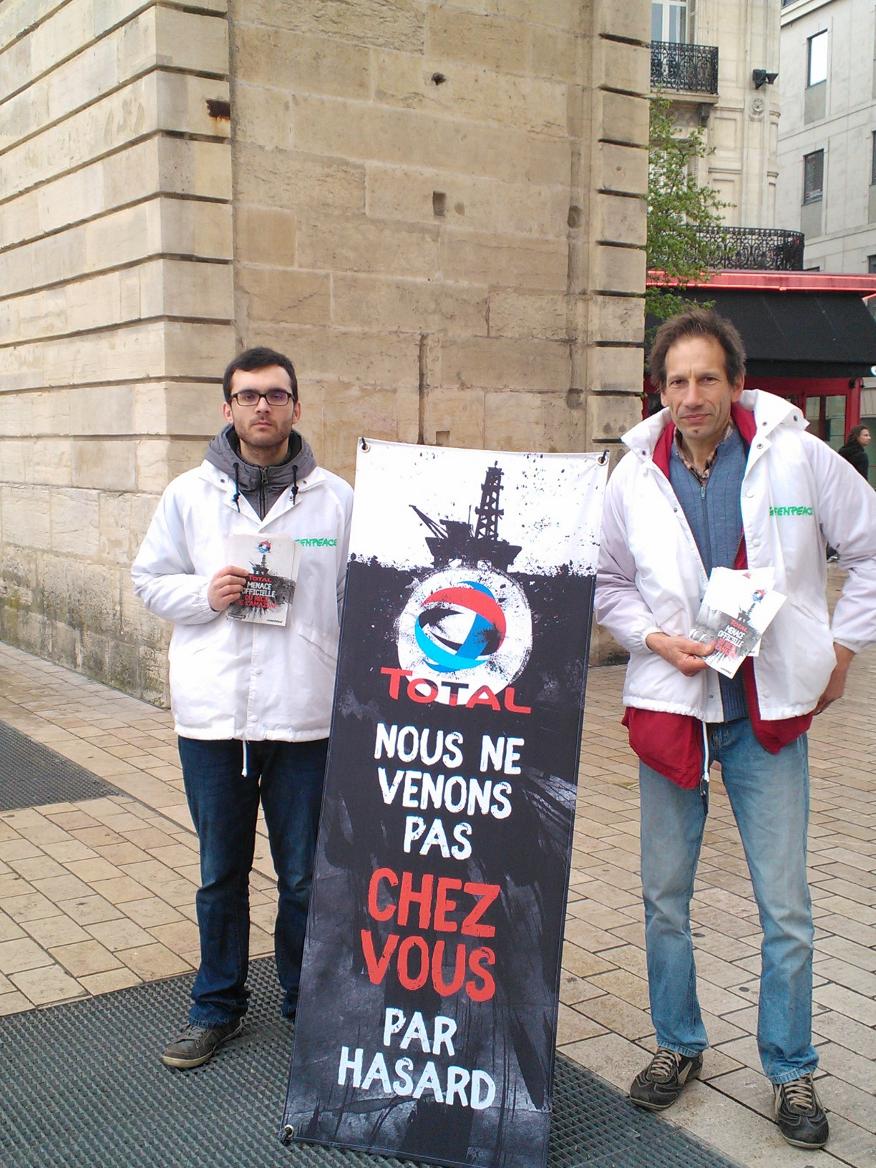 Malgré la pluie et le vent, Place Darcy, nous avons sensibilisé les dijonnais 