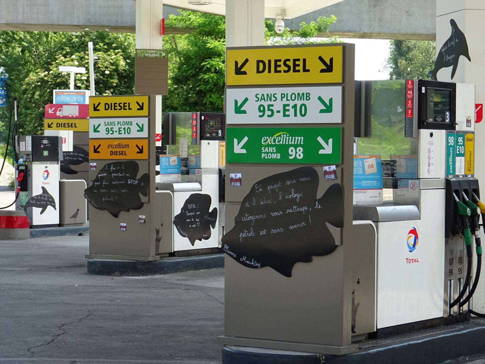 Ce matin, une action contre Total a été menée à la station de La Tronche Grenoble. Une vingtaine de militants, du groupe local de Chambéry, de Grenoble et d'ANV COP 21 Grenoble ont décoré la station avec des panneaux représentant des animaux marins mazoutés et des branches de corail peints à la bombe de peinture jaune à la craie.