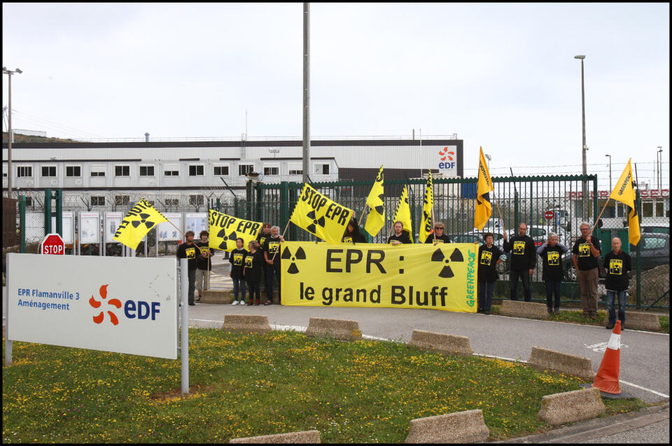 Deux journées de débats intenses entre experts viennent de se terminer sur les anomalies de la cuve de l’EPR de Flamanville et son couvercle. L’Autorité de Sûreté Nucléaire (ASN) doit maintenant communiquer son avis sur la robustesse de ces pièces. Ce matin, nous nous sommes réunis devant le chantier de l’EPR pour dénoncer l’irresponsabilité d’EDF et d’AREVA et interpeller le ministre de la Transition écologique, Nicolas Hulot.