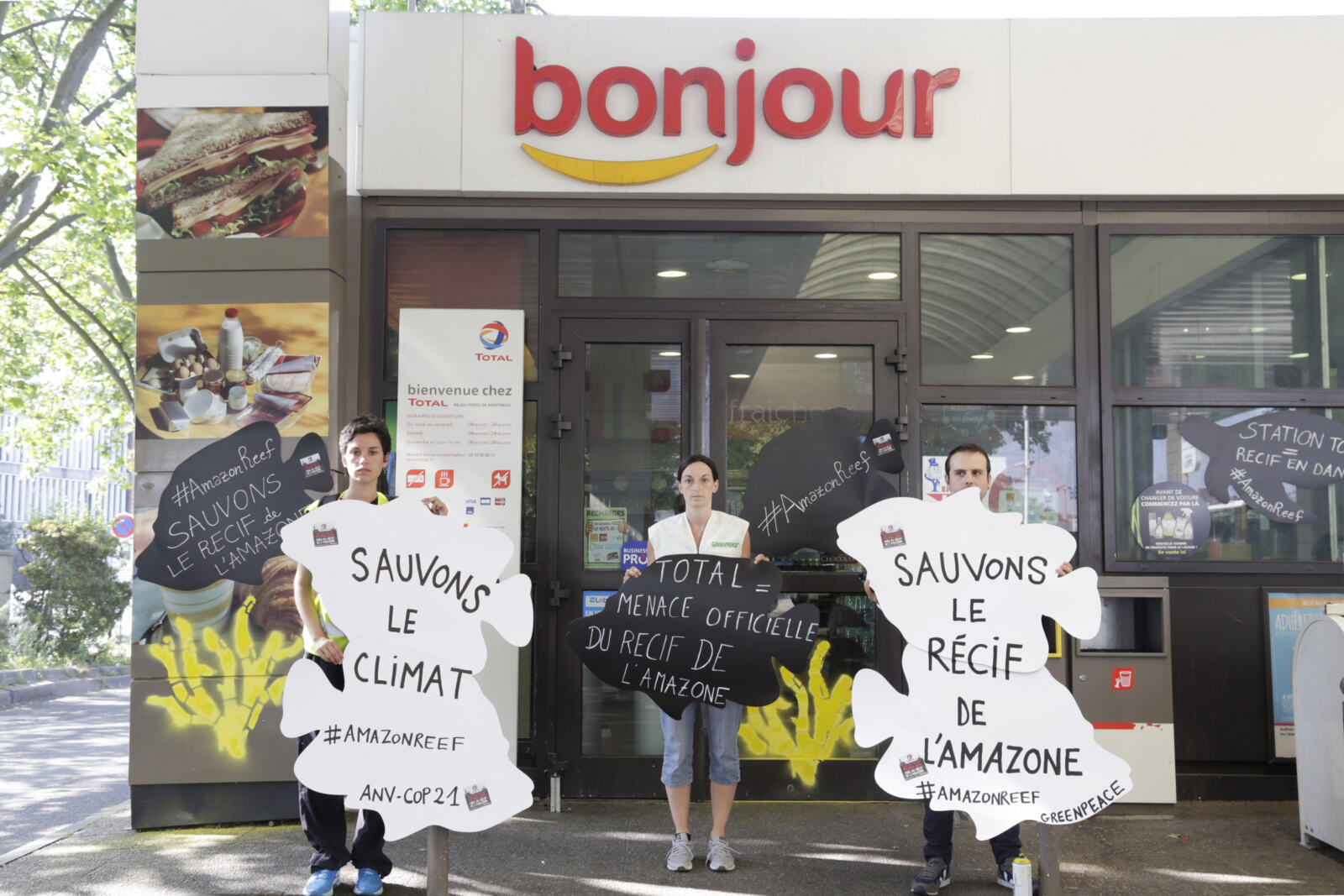 Samedi 27 mai, les militant-e-s d'Actions Non-Violentes ANV COP21 et de Greenpea