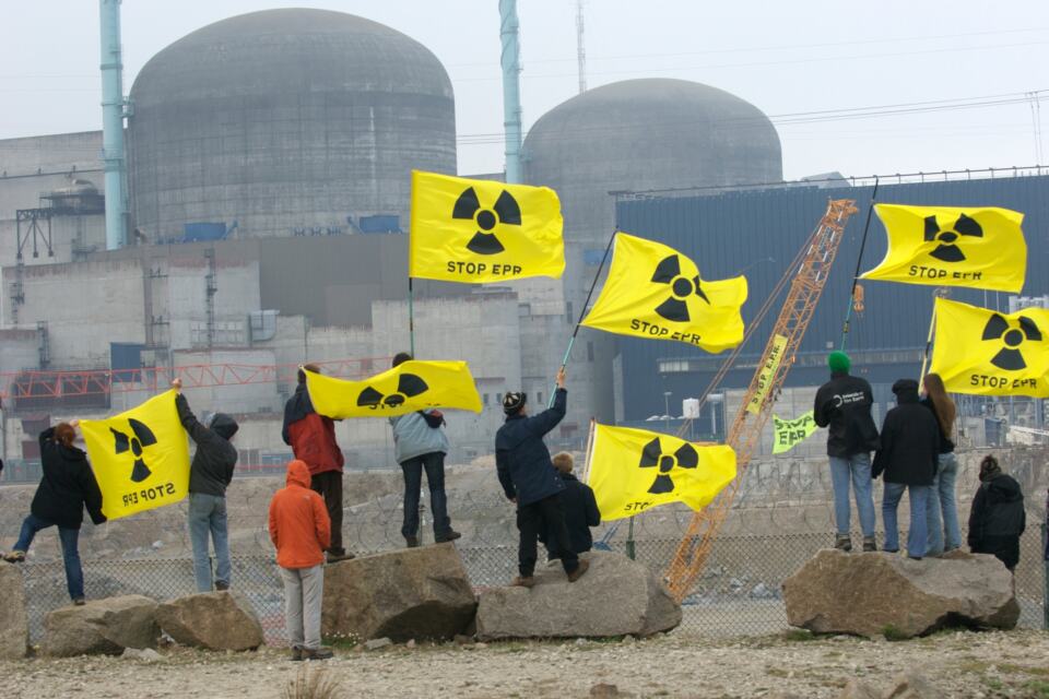 L’histoire de la cuve de l’EPR est emblématique de la façon dont le lobby nucléaire dissimule, organise le mensonge, et intimide ceux qui se mettent en travers de son chemin. Aujourd’hui, le Haut comité pour la transparence et l’information sur la sécurité nucléaire (HCTISN) publie son rapport sur les anomalies de la cuve de l’EPR de Flamanville. Le constat est sans appel : EDF et AREVA ont dissimulé des informations cruciales en matière de sûreté nucléaire. L’ASN doit rendre un premier avis sur la cuve ces prochains jours : le gendarme du nucléaire français est soumis à une pression inédite.