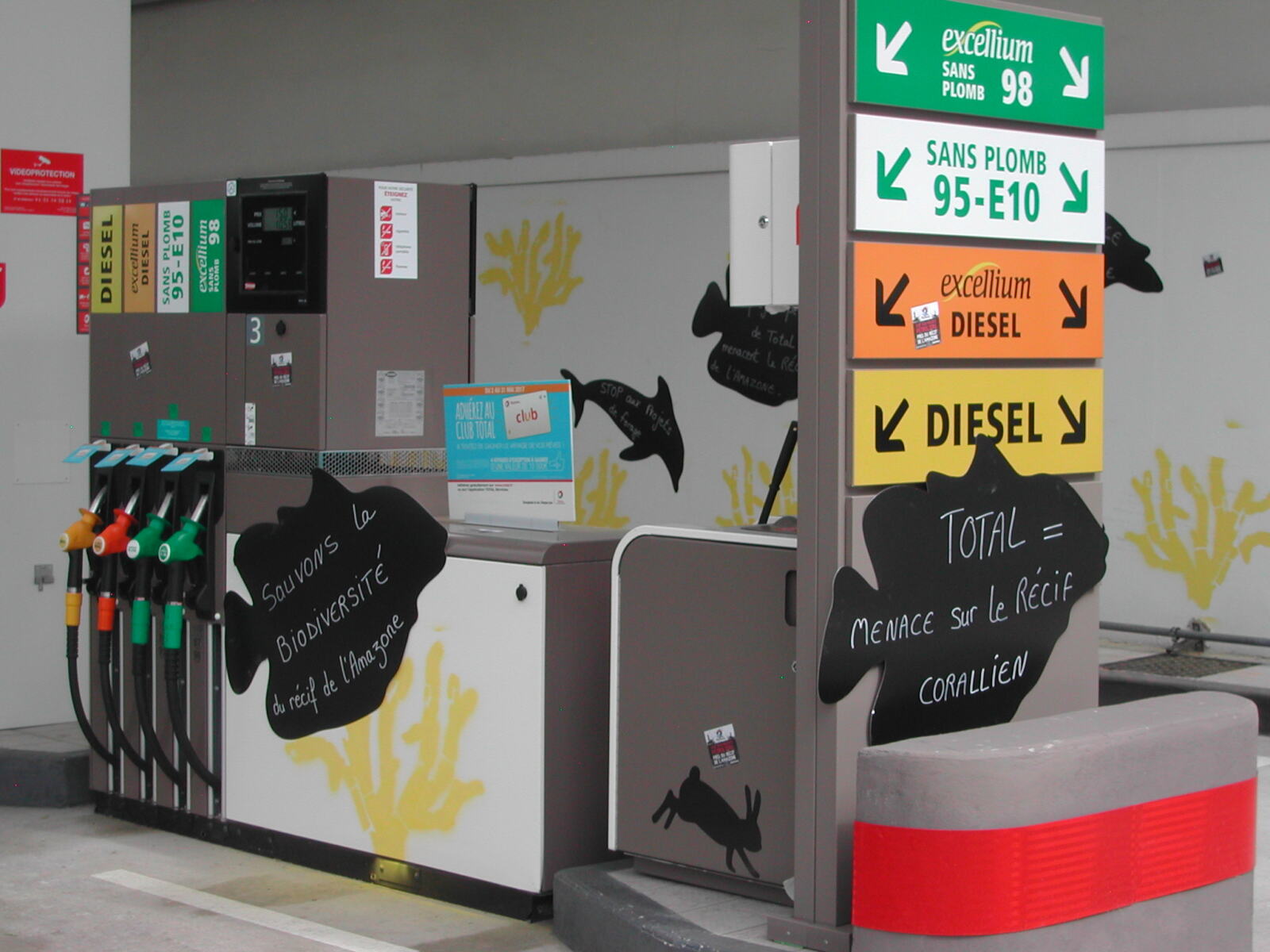 Samedi 27 mai, 13 militant-e-s du Groupe Local ont redécoré la station Total du Mont-Riboudet afin de dénoncer les projets de forages pétroliers au large de l'Amazone, près du récif corallien récemment découvert.