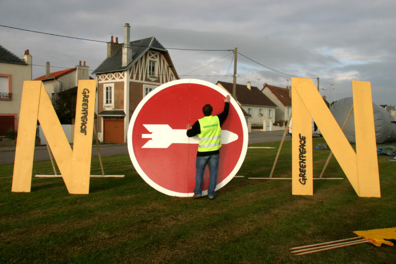 es militants de Greenpeace protestent contre l’arrivée d’une cargaison de plutonium dans le port de Cherbourg, octobre 2004. © Greenpeace / Philip Reynaers