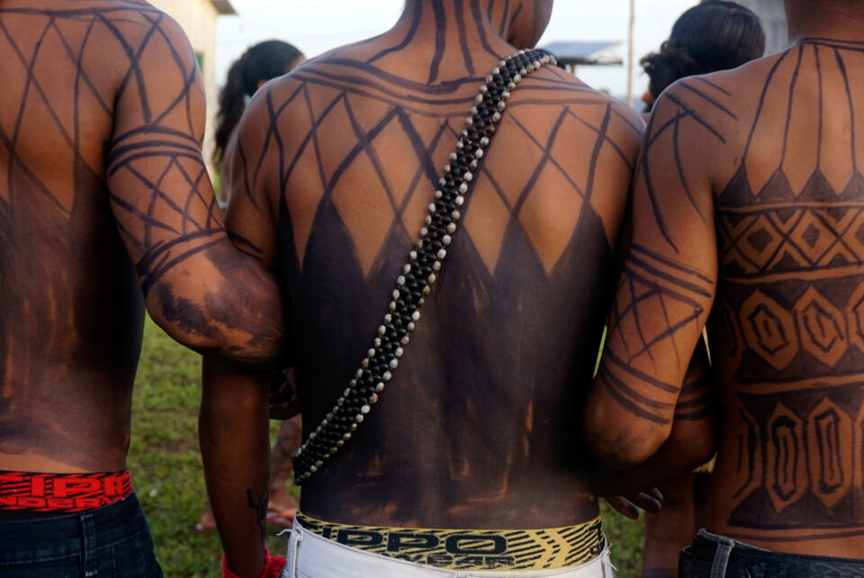 Le 9 août a été choisi par les Nations unies pour célébrer les peuples autochtones dans le monde. Ils représentent aujourd’hui plus de 370 millions de personnes, du Brésil au bassin du Congo en passant par la Papouasie-Nouvelle-Guinée ou l’Amérique du Nord. Auparavant pourchassés et massacrés, les peuples autochtones sont encore aujourd’hui méprisés, expulsés de leurs terres et trop souvent menacés. Pourtant, ils sont en première ligne pour défendre les forêts, les fleuves et l’environnement dont nous dépendons tous.