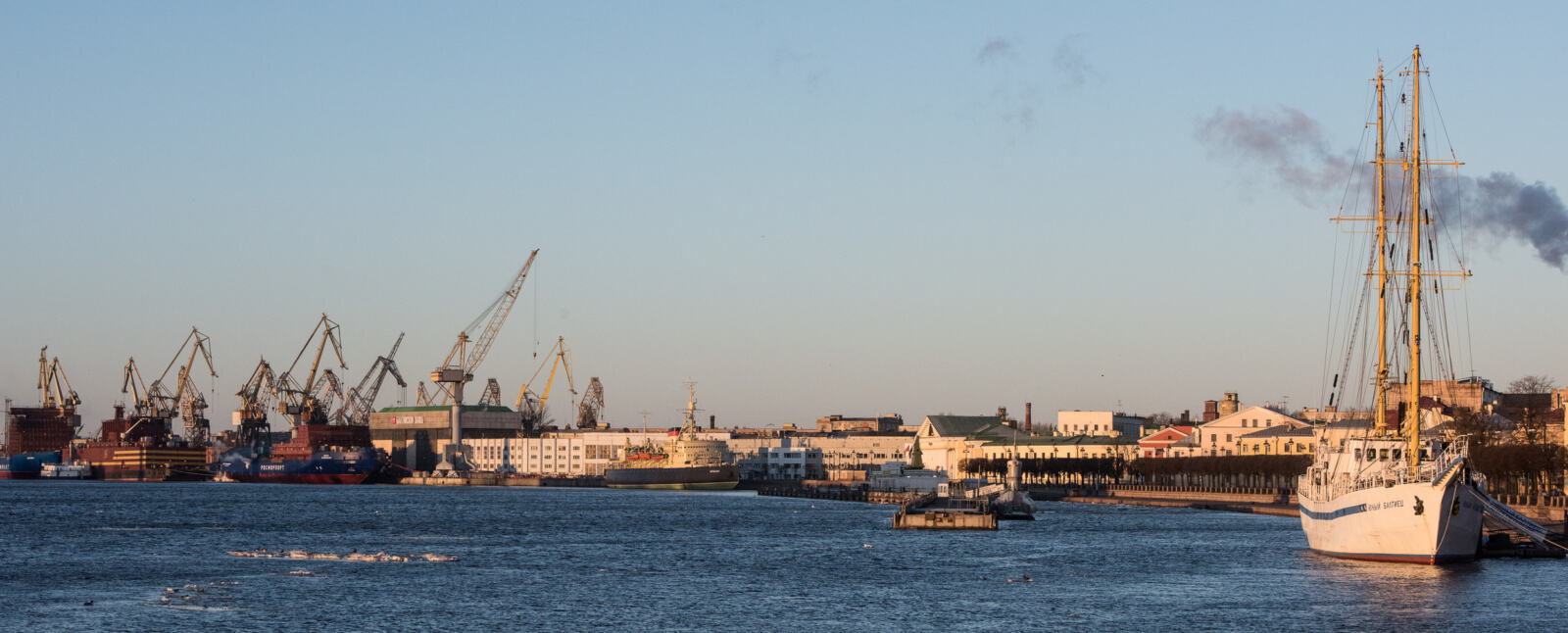 La Russie est en train de travailler sur une dangereuse expérience… Tablant sur le fait que le réchauffement climatique aura bientôt fait disparaître la glace des ports sibériens, et que l'extraction pétrolière et l'économie de la région arctique seront bientôt ainsi dynamisées, Moscou est en train de construire une centrale nucléaire flottante.