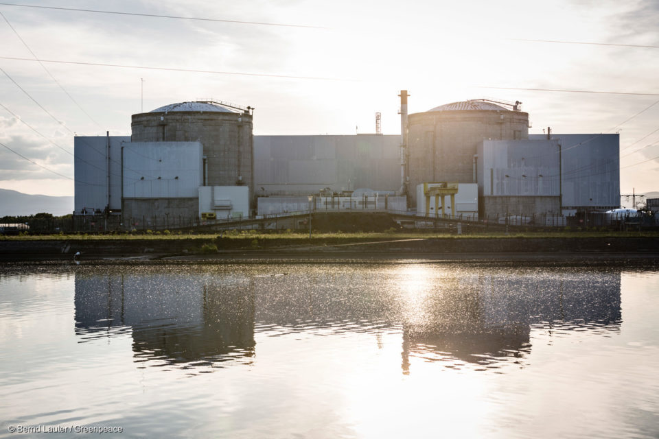 Les centrales nucléaires qui nous entourent sont une épée de Damoclès au-dessus de nos têtes. Un nouveau rapport d'experts indépendants, remis aux autorités aujourd’hui, met en cause la sécurité des installations nucléaires françaises et belges  en pointant du doigt leur vulnérabilité face aux risques d'attaques extérieures. Ces experts sont particulièrement inquiets concernant certaines installations des centrales françaises : les piscines d'entreposage des combustibles nucléaires usés. Alors qu'elles peuvent contenir le volume de matière radioactive le plus important au sein des centrales, ces piscines sont très mal protégées. N'attendons pas les bras croisés que le pire arrive   parlons-en et agissons.