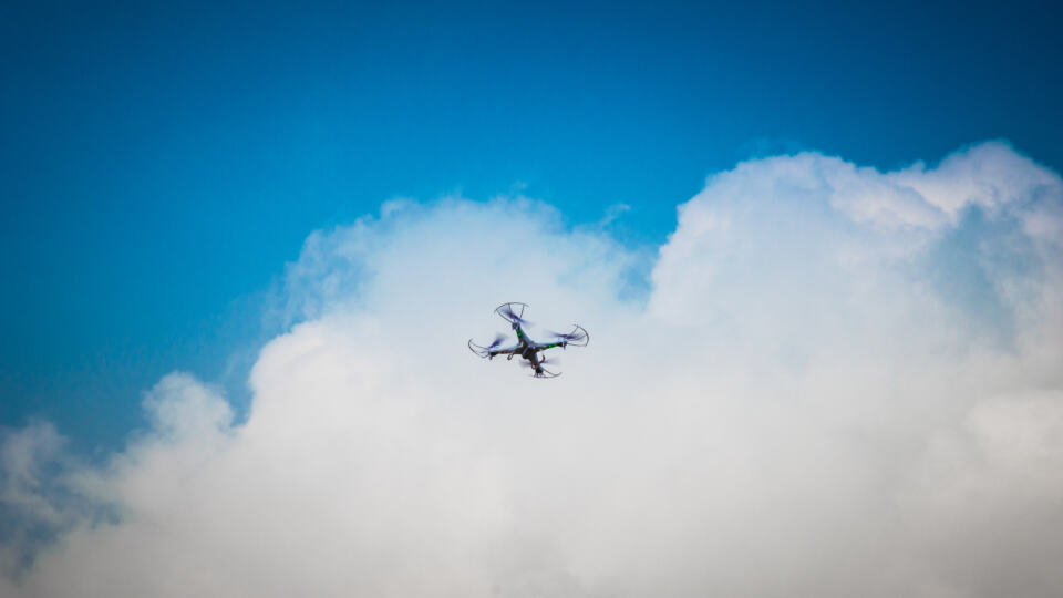 Avions, drones : depuis plusieurs années, les installations nucléaires françaises sont régulièrement survolées. De nouveaux survols ont eu lieu pendant l’été 2017. Outre la multiplication des drones en circulation, le vrai problème posé par ces événements est bien celui de la vulnérabilité des installations nucléaires françaises face aux agressions extérieures. 