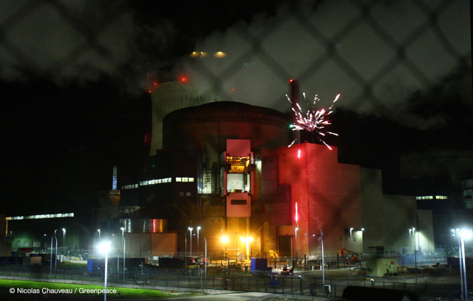 Ce matin, nos militant-e-s sont de nouveau en action pour dénoncer le risque nucléaire. Ils se sont introduit-e-s à l’intérieur du périmètre de la centrale nucléaire de Cattenom, en Moselle.

Ils y ont déclenché un feu d’artifice, à proximité de la piscine d’entreposage du combustible nucléaire usé. Objectif : dénoncer la fragilité et l’accessibilité de ces bâtiments pourtant lourdement chargés de radioactivité.