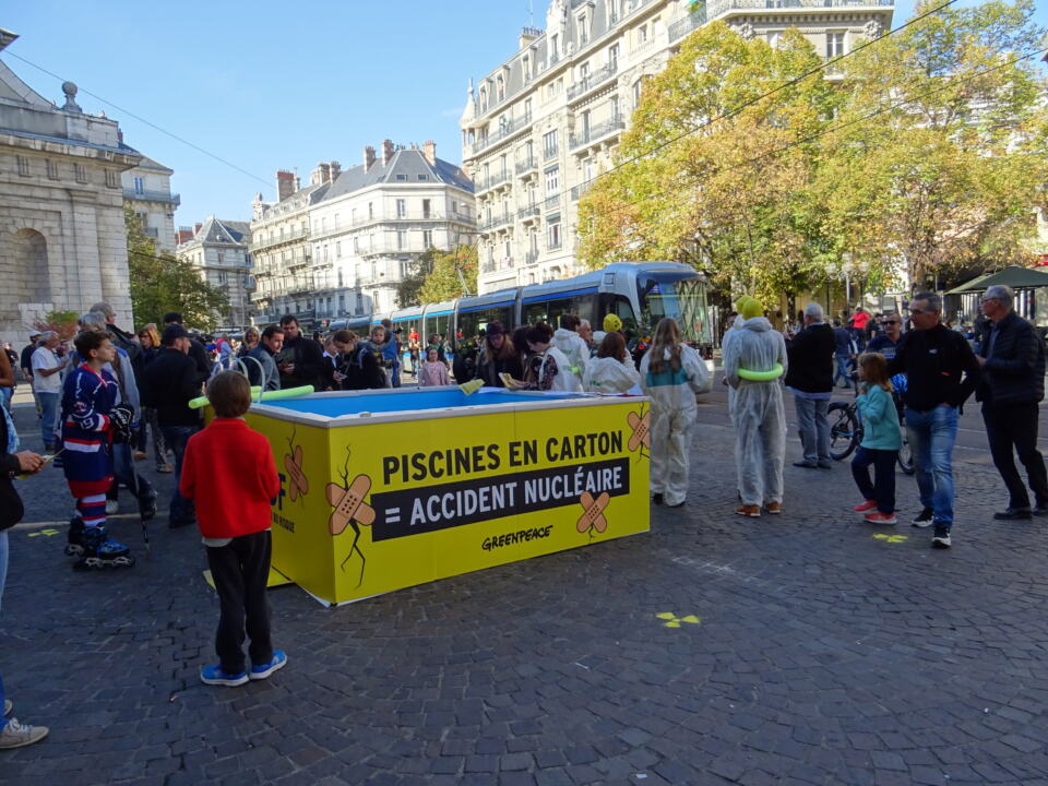 Les militants du groupe local de Chambéry se sont associés à ceux de Grenoble pour dénoncer, samedi 14 octobre, le risque nucléaire supplémentaire qui a été mis en lumière dans un rapport que Greenpeace a dévoilé mardi dernier.