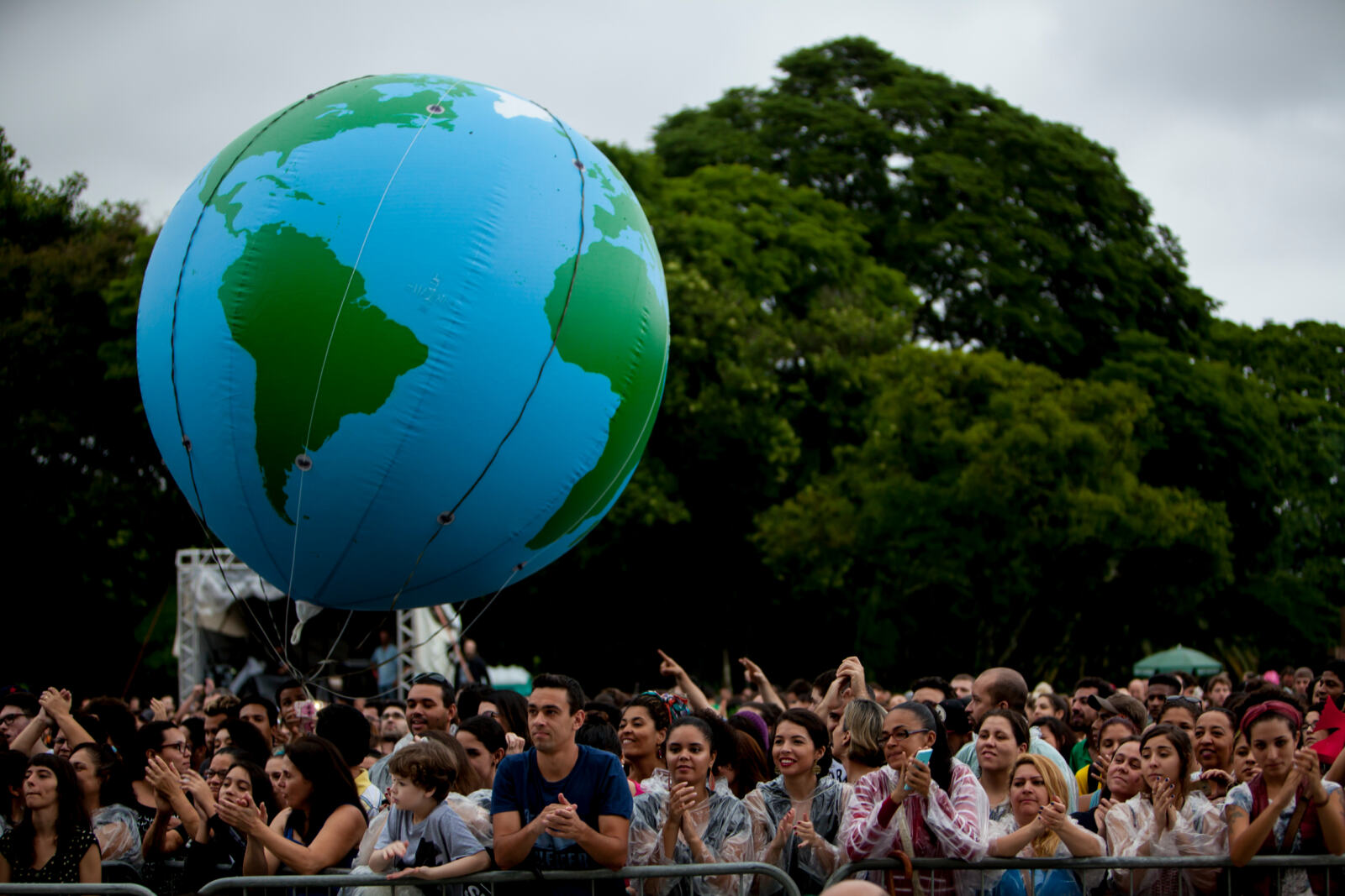 Le nouveau round de négociations onusiennes sur le climat se tiendra à Bonn du 6 au 17 novembre. Deux ans après l'Accord de Paris, il intervient à un moment charnière. Alors que l'année 2017 a été marquée par des tempêtes, des sécheresses et des inondations destructrices, il est temps que les États passent à la vitesse supérieure, revoient leurs ambitions climatiques à la hausse et renforcent la solidarité avec les pays les plus vulnérables. On vous explique comment et pourquoi.
