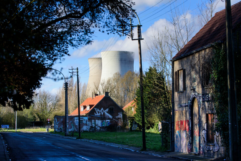 Il n’y a pas qu’en France que la sécurité des installations nucléaires pose problème. En Belgique, l’incroyable histoire du sabotage de la centrale nucléaire de Doel, exploitée par l’entreprise Engie Electrabel, montre que le nucléaire est synonyme de risques inacceptables pour la sécurité des populations. En Belgique comme en France, les autorités et les opérateurs nucléaires, Engie Electrabel et EDF, doivent assumer leurs responsabilités et arrêter de mettre les citoyens en danger.