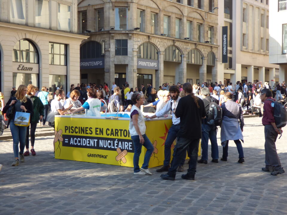 Samedi 14 octobre, à Rouen comme dans une vingtaine de villes en France, des militant-es du Groupe Local se sont mobilisé-es pour alerter le public sur le danger que représentent les piscines d'entreposage de combustible usé dans les centrales nucléaires. 